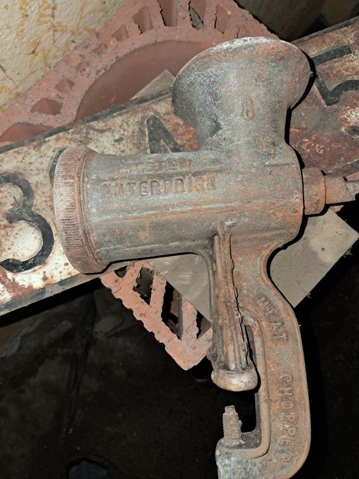 Mașina de tocat veche