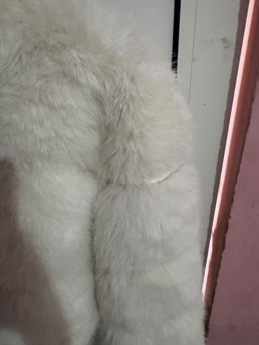 Бяло пухено палто