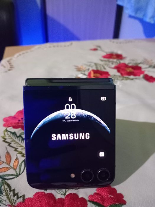 Vând sau schimb Samsung Flip 5 256/8.