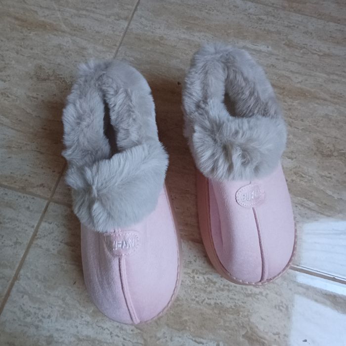 Ghete imblănite roz diferite mărimi 50 lei