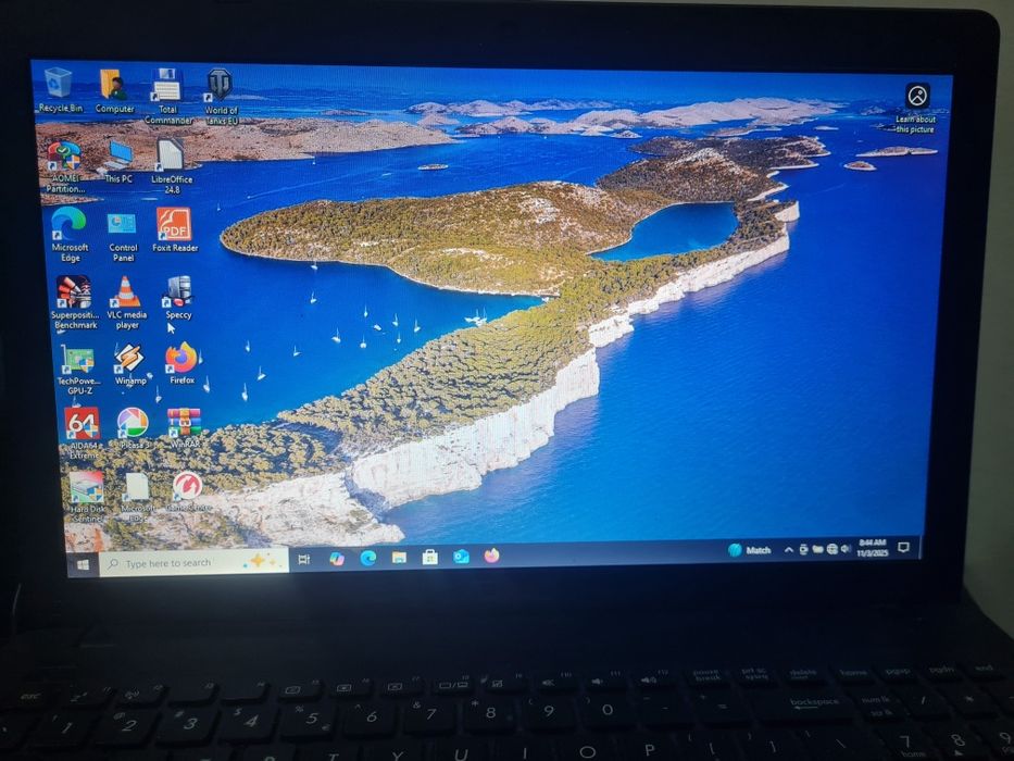Vând laptop procesorul este i7