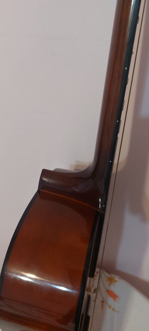 Класическа китара в перфектно състояние в чисто нов калъф Rockbag.