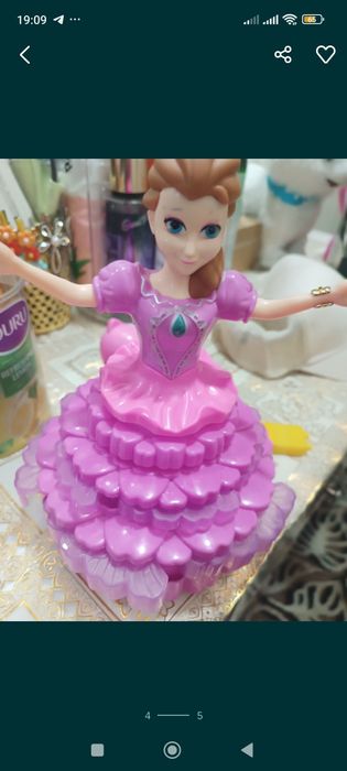 Qoʻgʻirchoq qoʻshiq aytib yuradi batareyada va bilindi ikkalasi