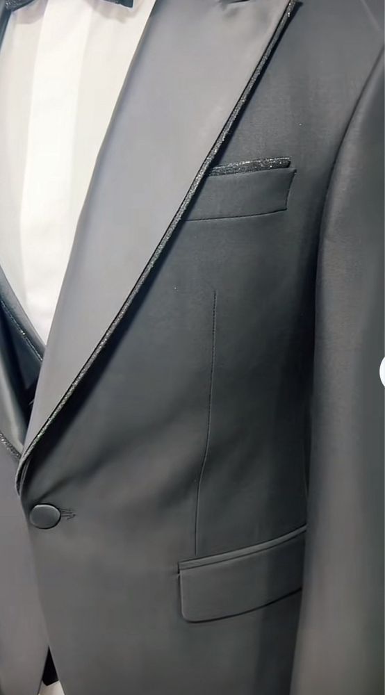 Vand costum de calitate pentru mire