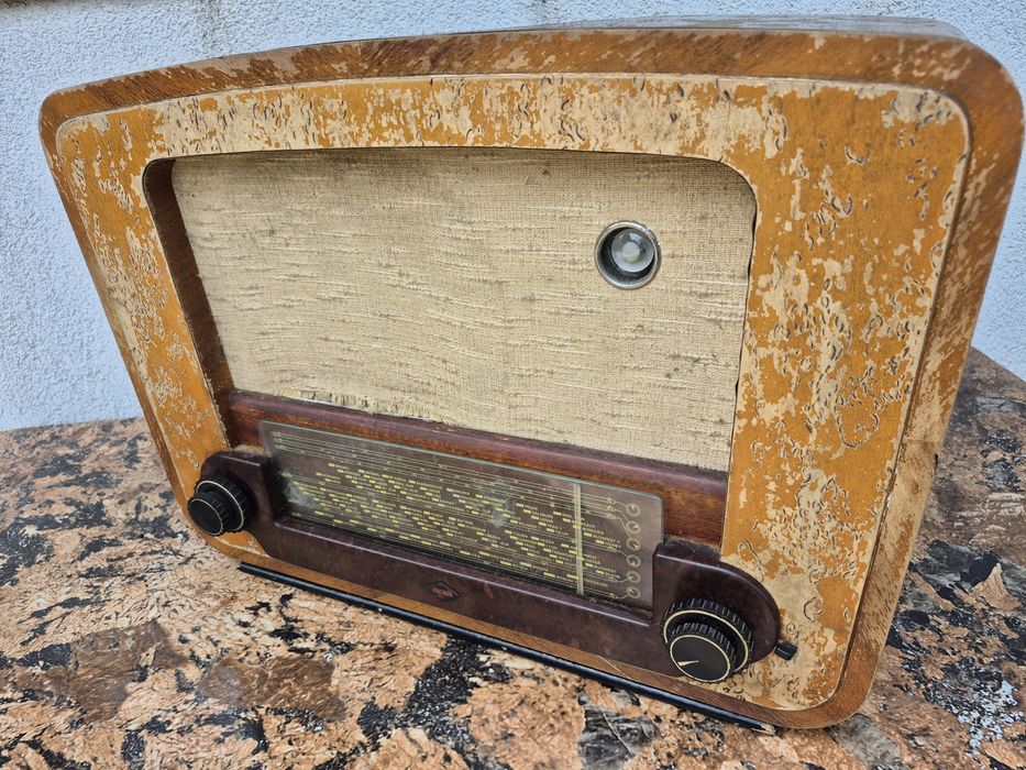 Radio cu lampi marca EAK ,model Super mare 97/51WS, made in Germany
Su