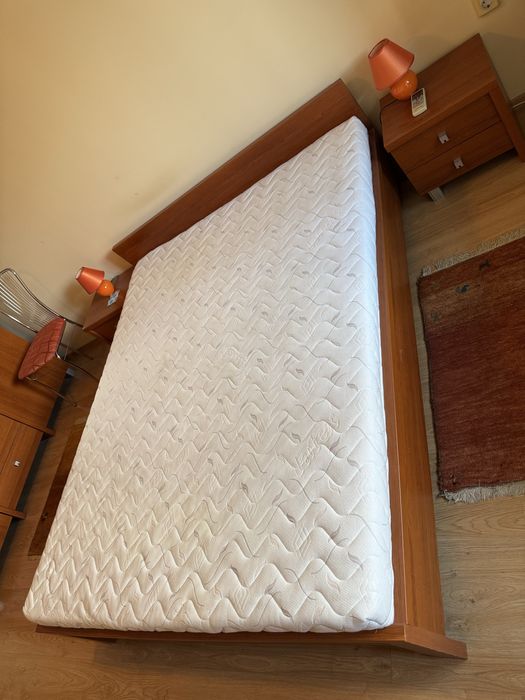 Голямо легло 200х160см Нощни шкафчета 44х36см