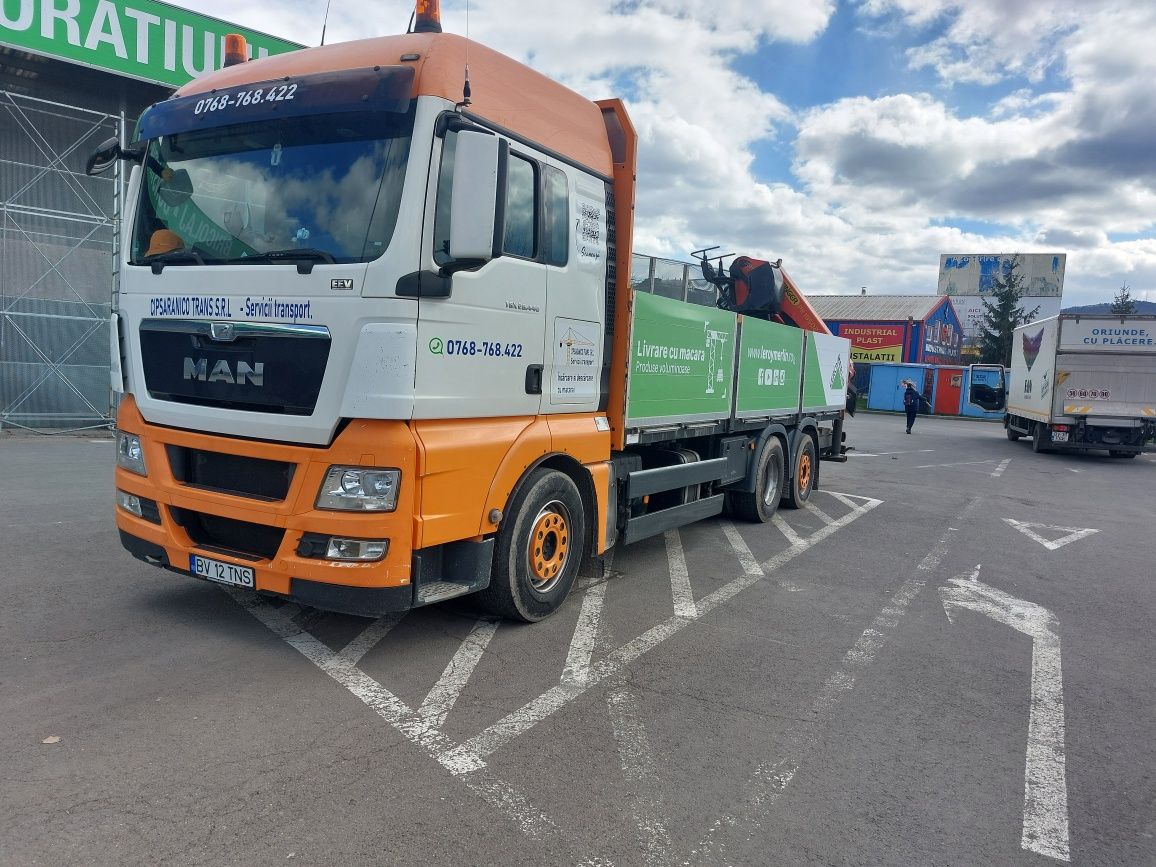 Transport camion cu macara