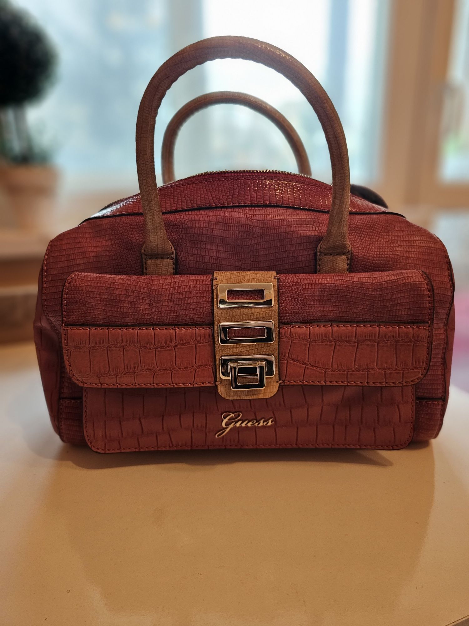 Чанта и портмоне GUESS