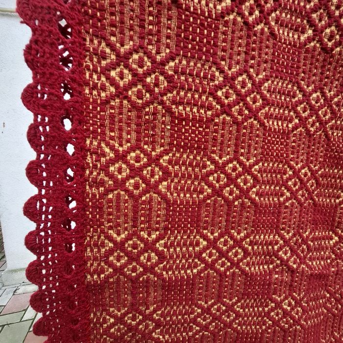 Cuvertura din lână,  țesută la război,  cu broderie croșetată