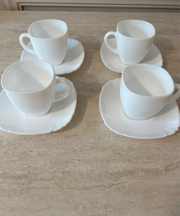 Set de 4 cesti de cafea cu farfurii