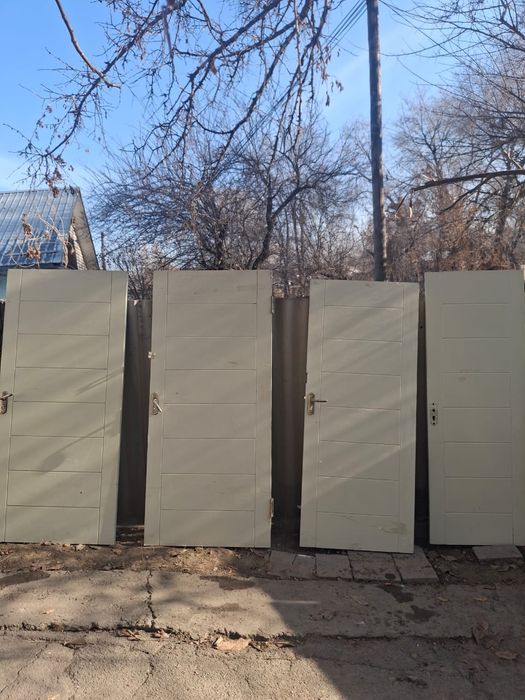 Продам межкомнатные  четири двери