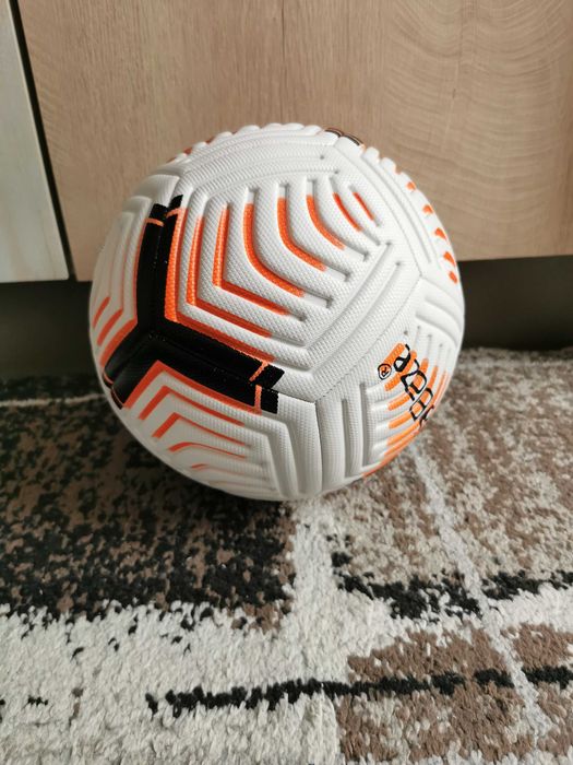 Футболна топка за тренировки и мачове. Чисто нова. Размер 5