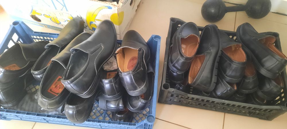 Детские туфли в школу по 3000теңге.