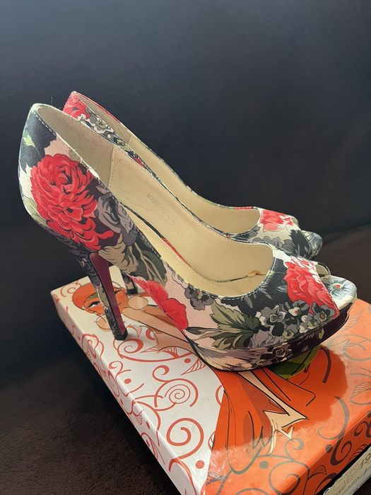 Обувки на висок ток