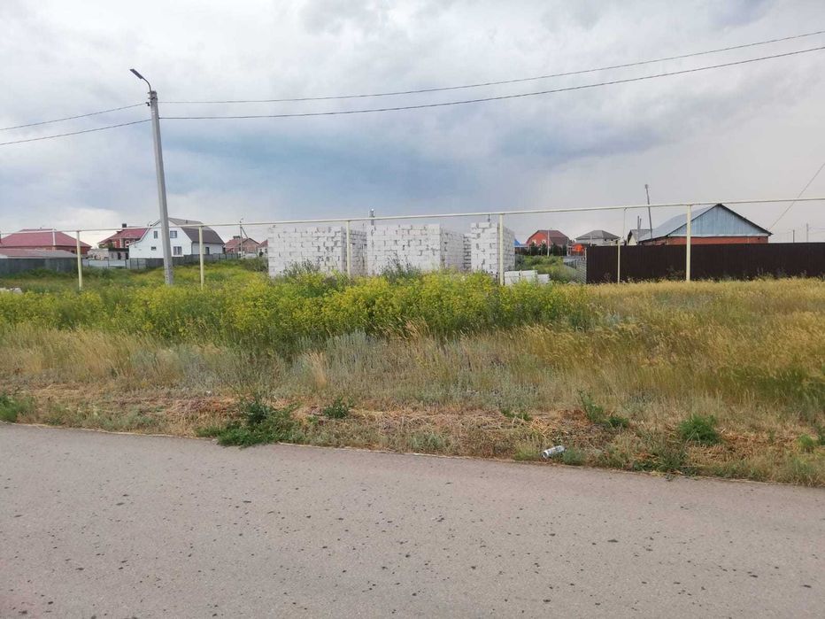 Земельный участок с недостроенным домом ж.м. Дружба