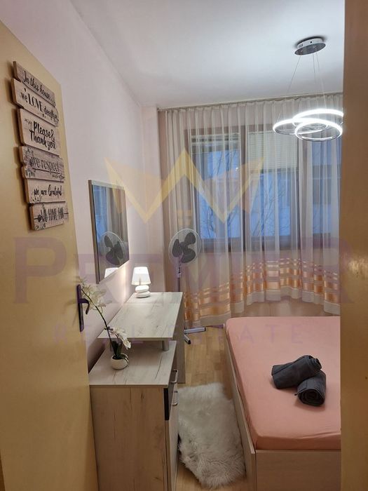 Двустаен апартамент, Червен площад