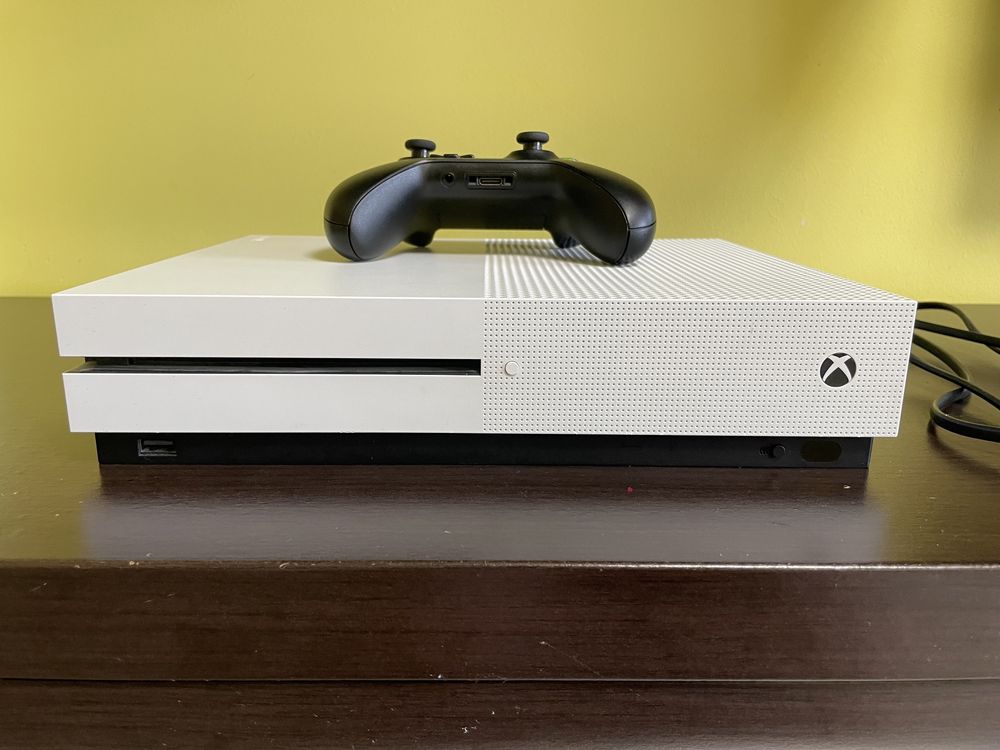 Продам XBOX One S (500 Gb)