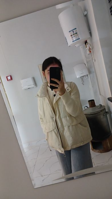 Белая безрукавка