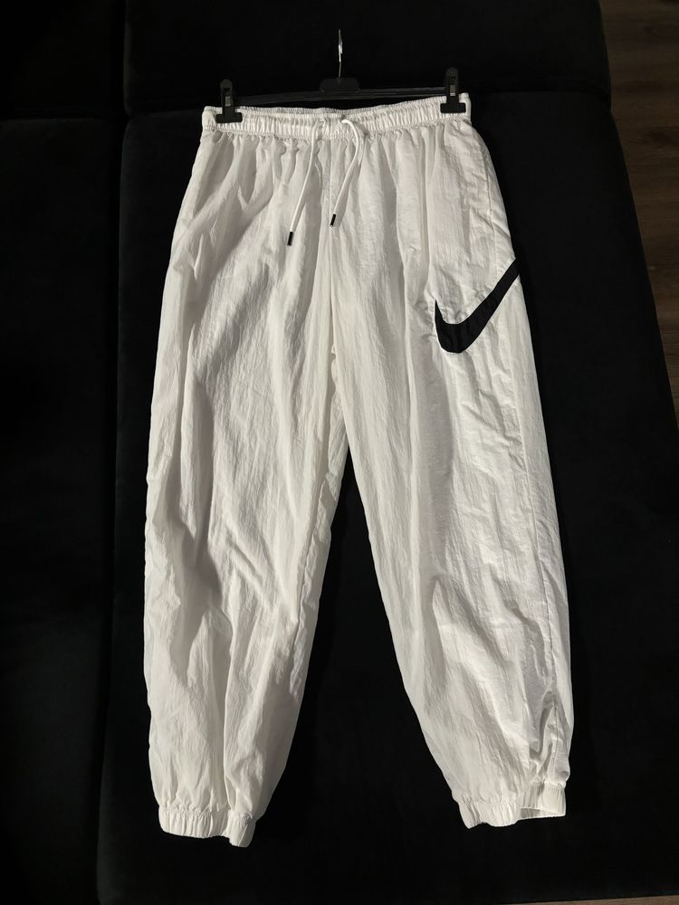 ново Nike шушляк бяло L