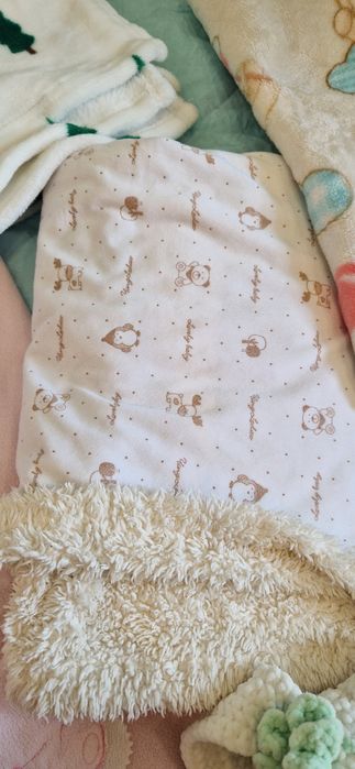 Бебешки плюшени одеалца и пелени