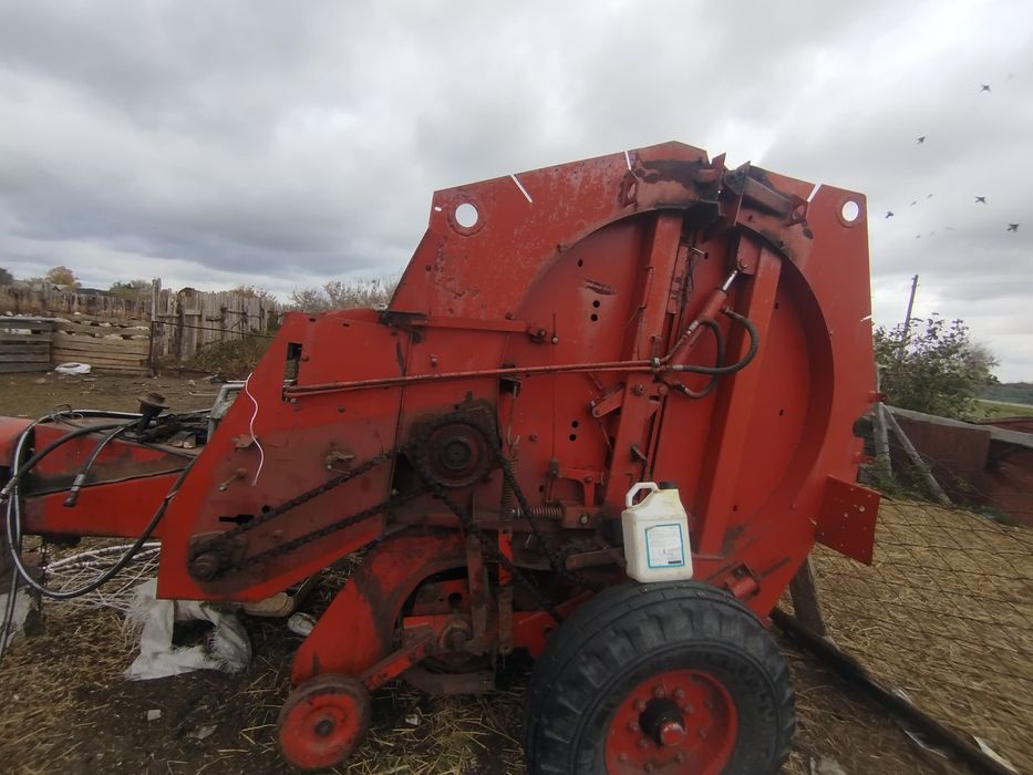 Пресс подборщик в рабочем состояние