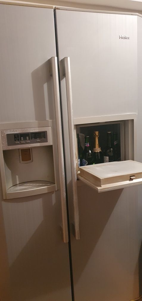 Combină frigorifică side by side cu dozator apa rece/ cuburi  gheata