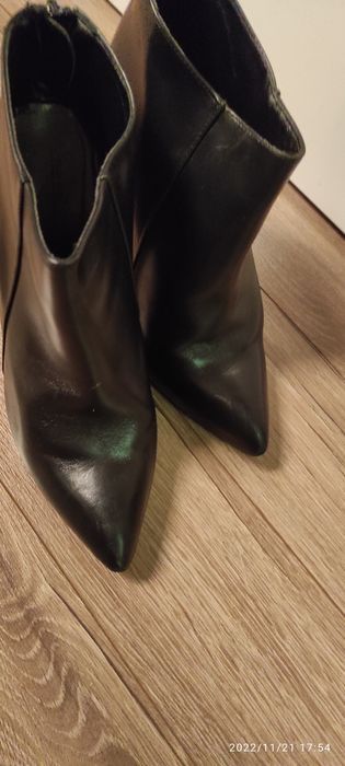 Високи черни боти