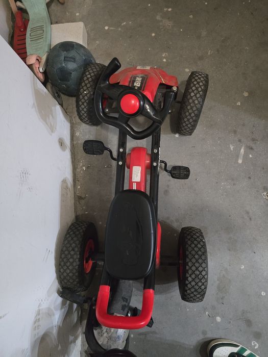 Vand kart cu pedale roșu cu negru