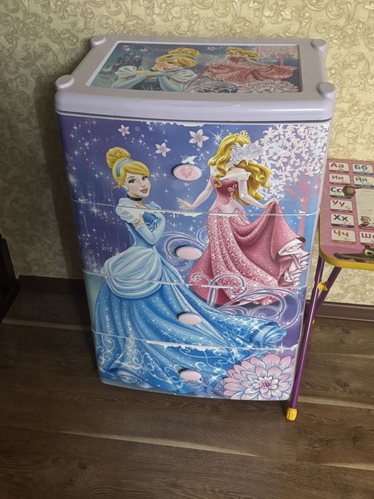 Продам детский шкаф для хранения и стол