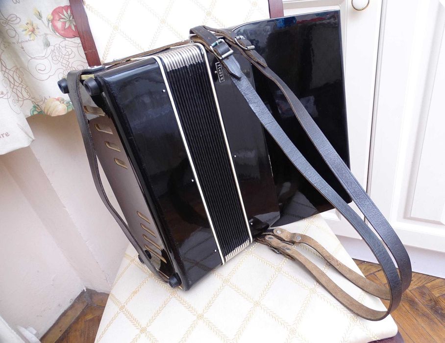 Много запазен стар акордеон Велтмайстер 12 баса