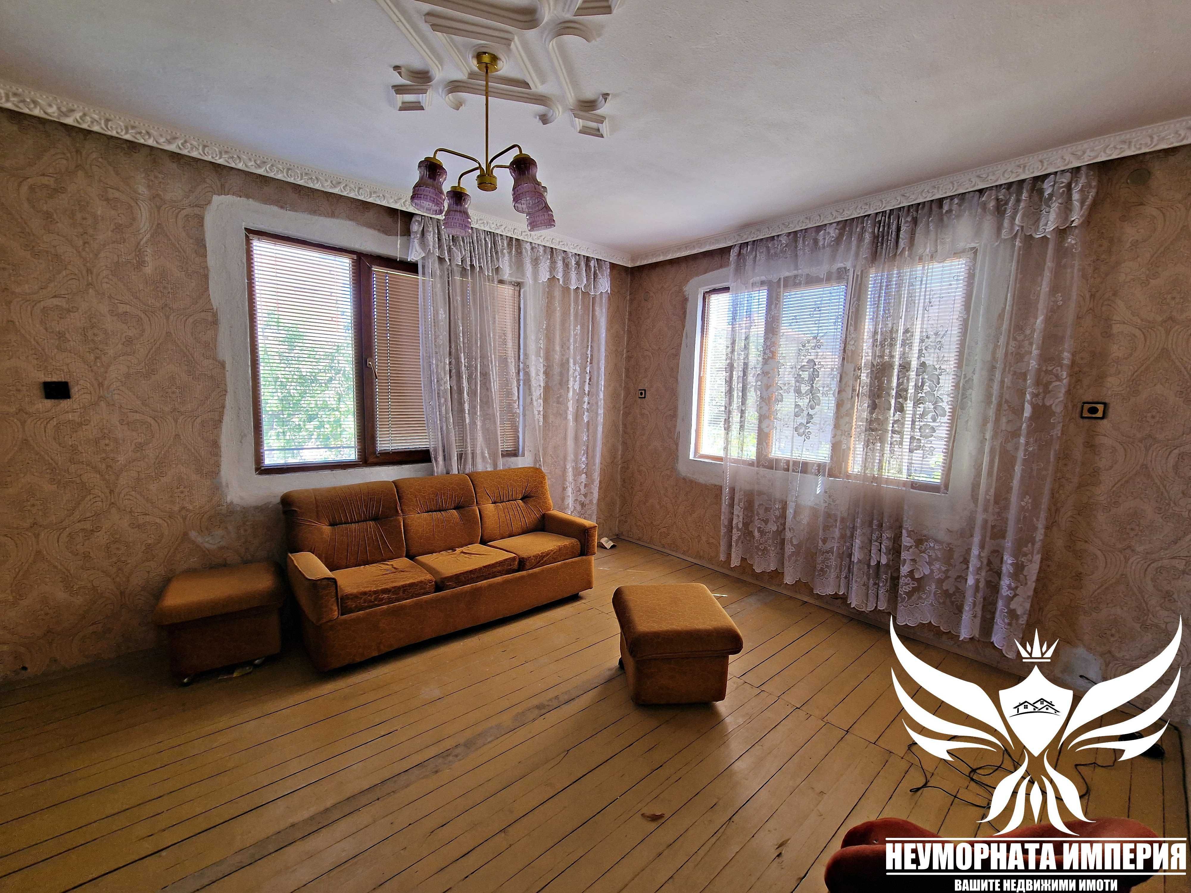 Продавам тристаен с гараж, партерни стаи и 219кв. двор в гр.Асеновград
