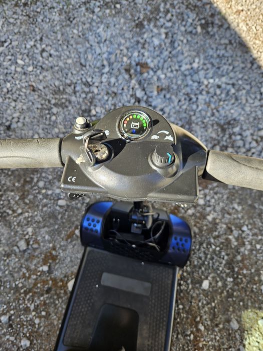 Електрически скутер за трудноподвижни хора и инвалиди