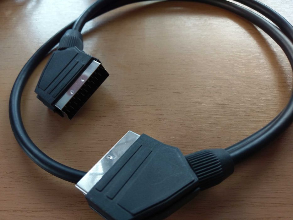 Scart и захранващи кабели за компютър или аудио усилвател