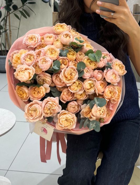 свежий букет пионовидные розы