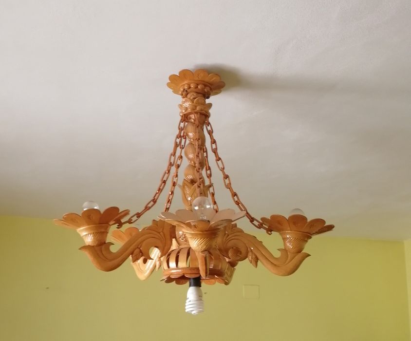 Candelabru, lustră mare din lemn sculptat
