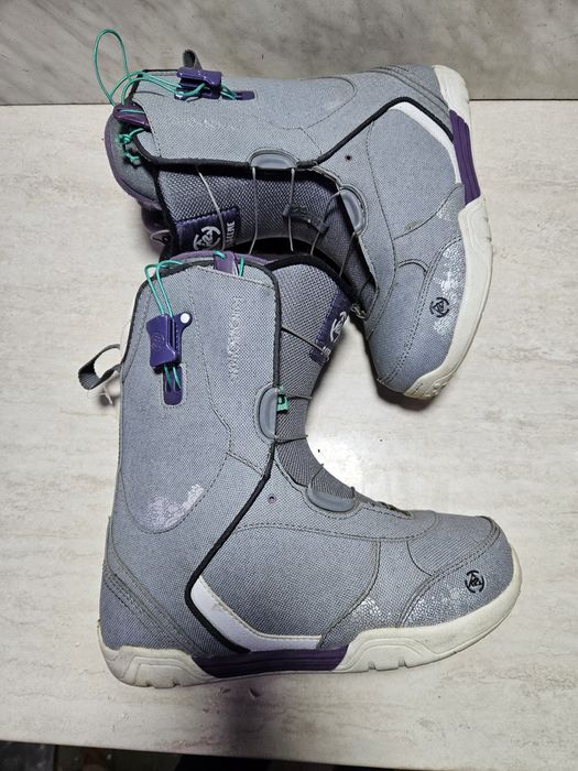 Boots 127 buti placa snowboard k2   mărimea  39 ( 25  cm) .