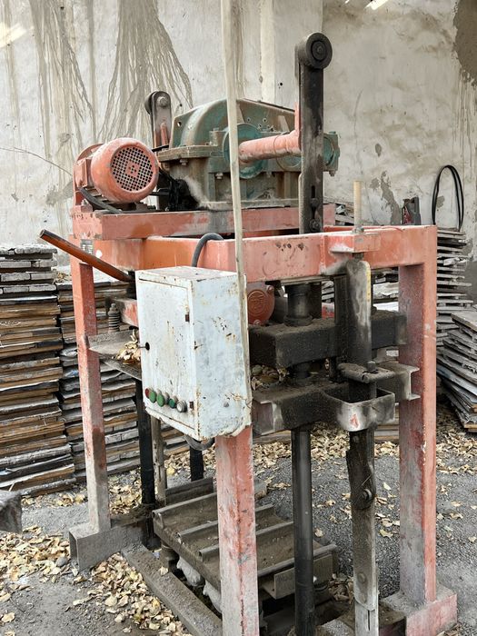 Shlakablok aparadlari sotiladi