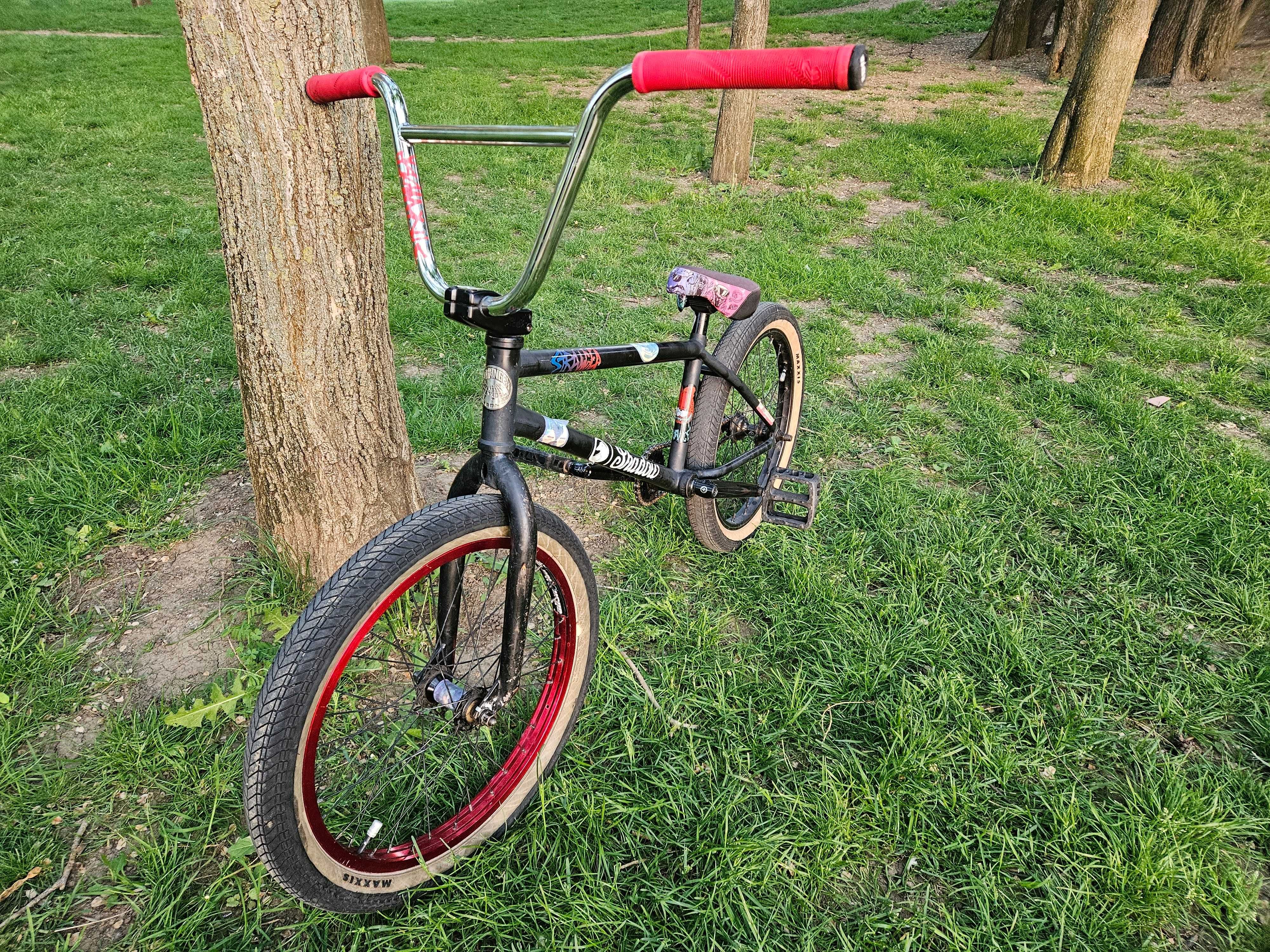 Bicicleta BMX custom, 9 kg, cadru Stranger, piese de top