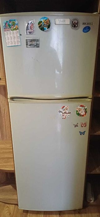 Двухкамерный холодильник «SAMSUNG» в отличном рабочем состоянии.