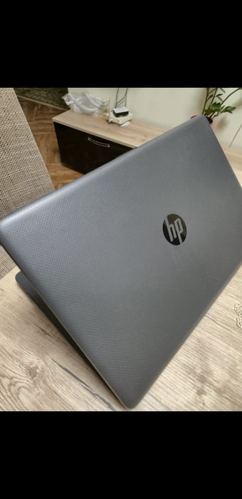 Vând laptop HP de office echipat cu un procesor i5 gen 10 și 8gb ram