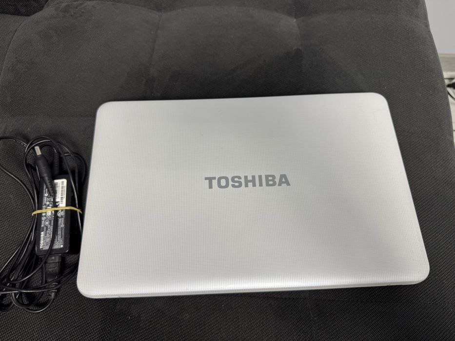 Лаптоп ТOSHIBA + зарядно