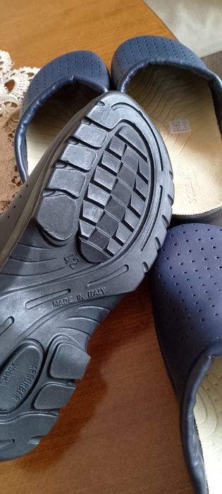 Продавам работни обувки номер 42 и чехли сабо номер 42