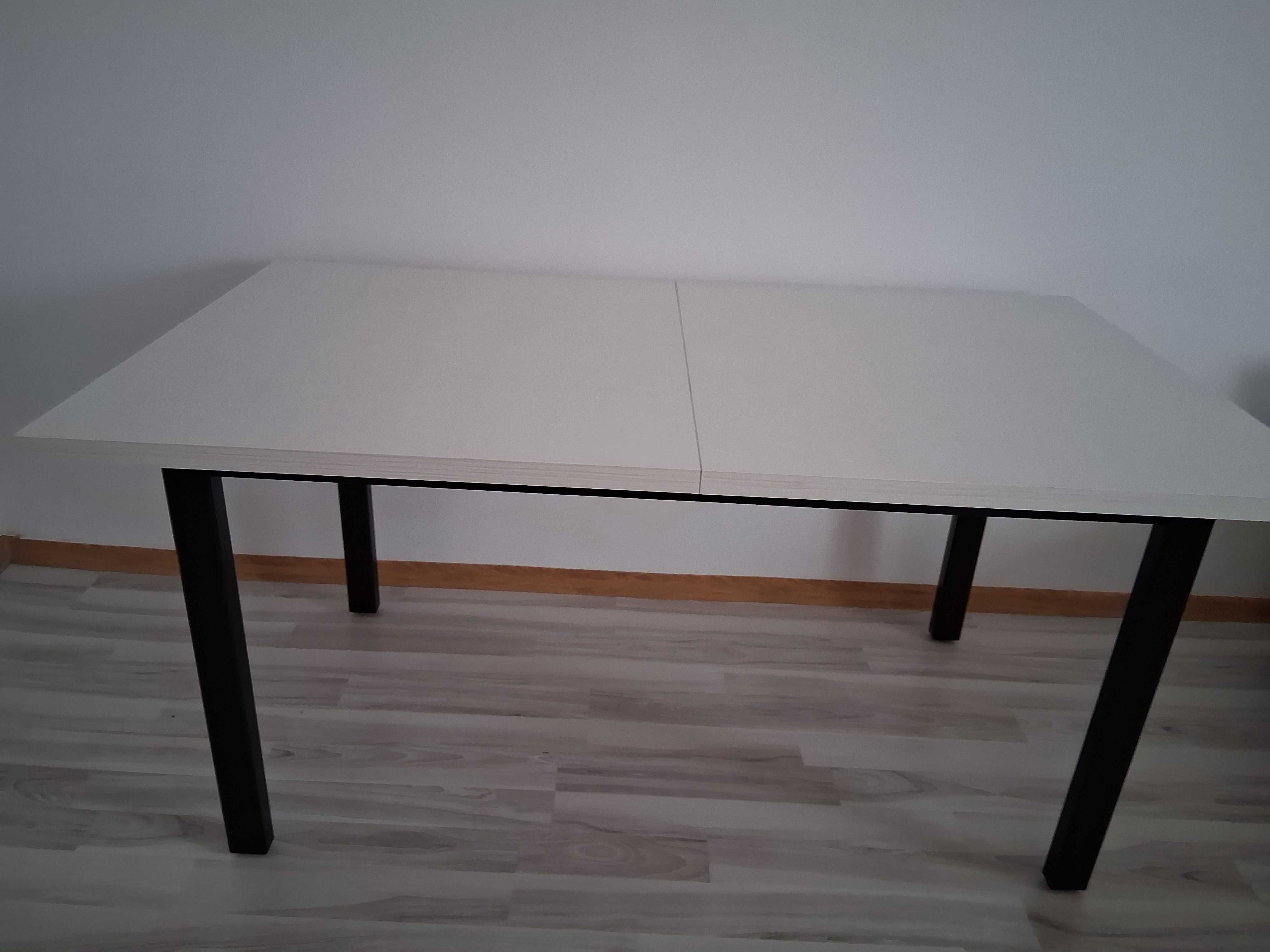 Masă alba extensibila la 2 metri,neextinsa are 1.60metri.