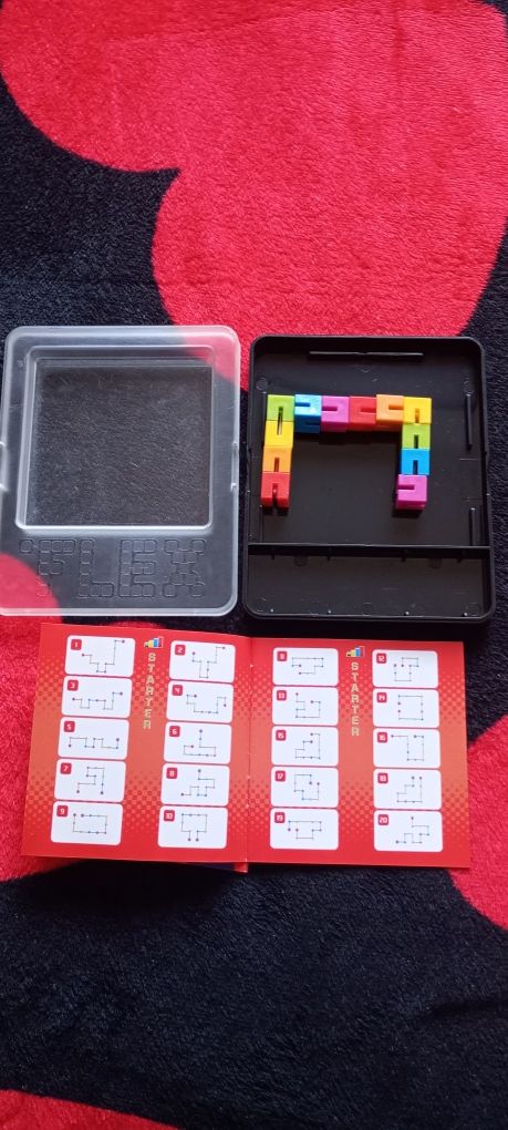 Flex puzzle , stimulează atenția și concentrarea .