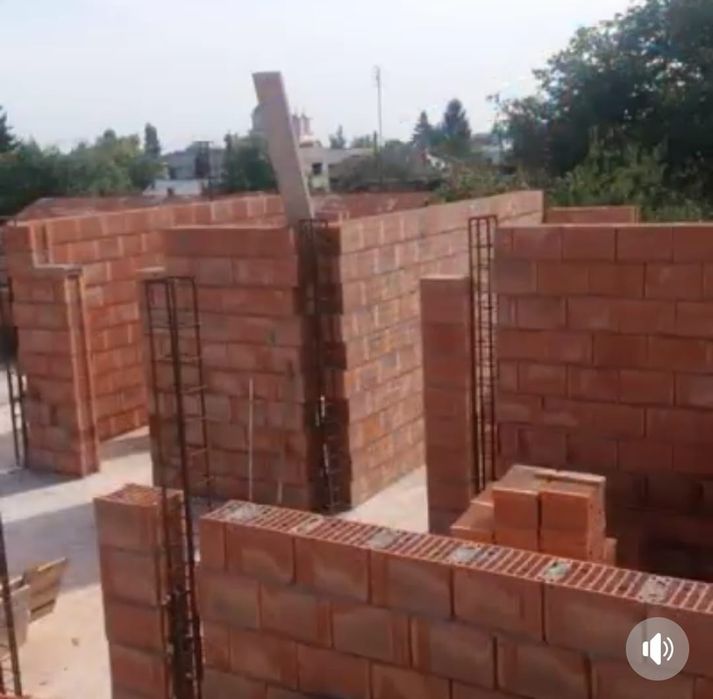 Constructii case la rosu și la gata