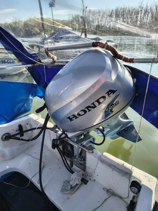 Barca cu motor honda