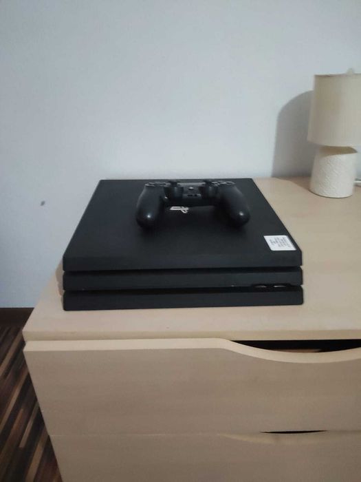 PS4 Pro 1Tb + 4 jocuri +O maneta - Gta 5