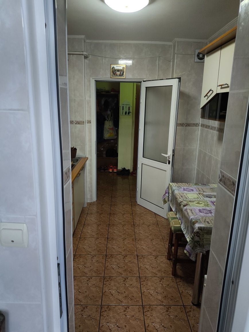 Apartament de vânzare cu 3 camere- Câmpina, zonă centrală