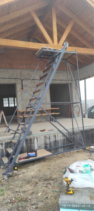 Scara cu lift actionata electric