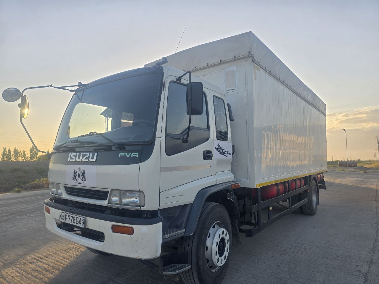ISUZU  10тонналик 600млн сум йили 2018. Газ балон 100талик 10та.